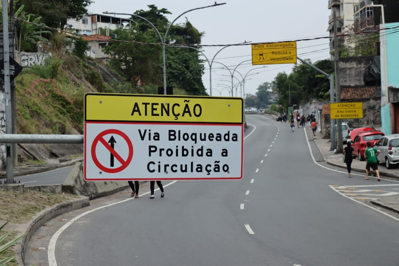 Prefeitura fecha a Estrada Grajaú-Jacarepaguá por causa de barricadas com lixo posicionadas por criminosos — Foto: Giampaolo Braga