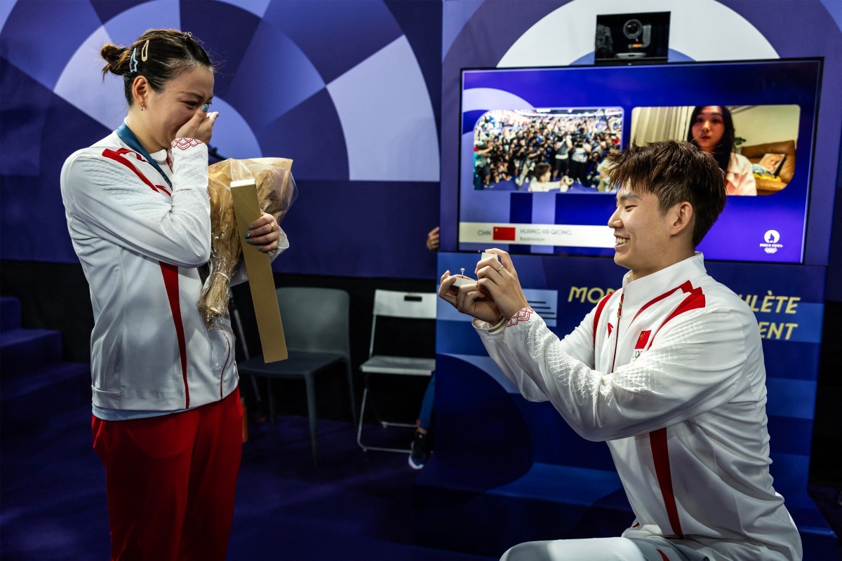 Liu Yuchen proposed to Olympic champion Huang Ya Qiong — Photo: Luis TATO/AFP