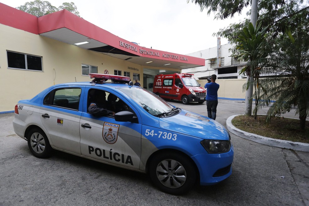 Viatura da Polícia Militar na porta do Hospital Azevedo Lima após o resgate ao traficante Bebezão — Foto: Pablo Jacob / Agência O Globo / 10-11-2014