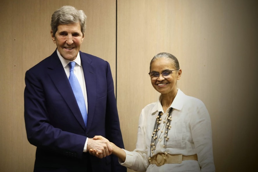 O enviado especial para o Clima da Casa Branca, John Kerry, e a ministra do Meio Ambiente, Marina Silva