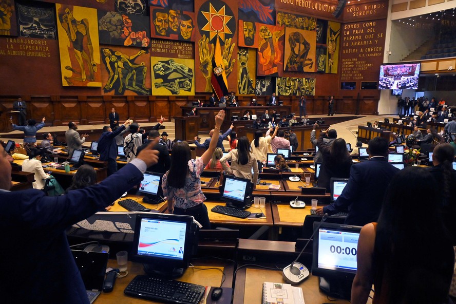 Congresso do Equador aprovou abertura de impeachment contra o presidente Guillermo Lasso.