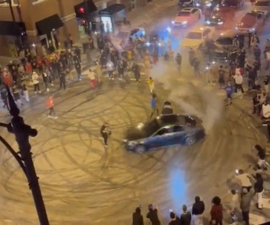 Jovens fecham ruas de Chicago, fazem rachas e mulher morre atropelada