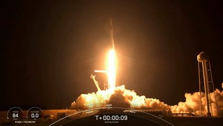 Momento em que o foguete Falcon 9 decola no Kennedy Space CenterReprodução/Inspiration 4