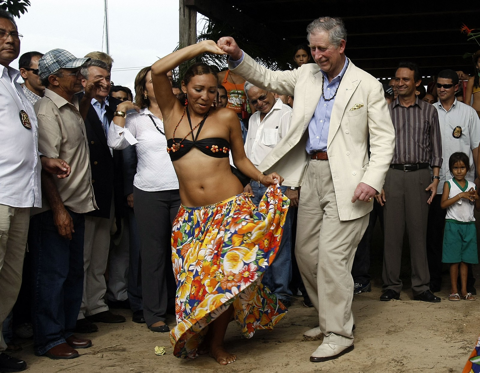 O príncipe Charles da Grã-Bretanha dança Carimbó durante visita à comunidade do Maguari, perto de Santarém, no Pará, norte do Brasil, em 14 de março de 2009.  — Foto: EVARISTO SA / AFP