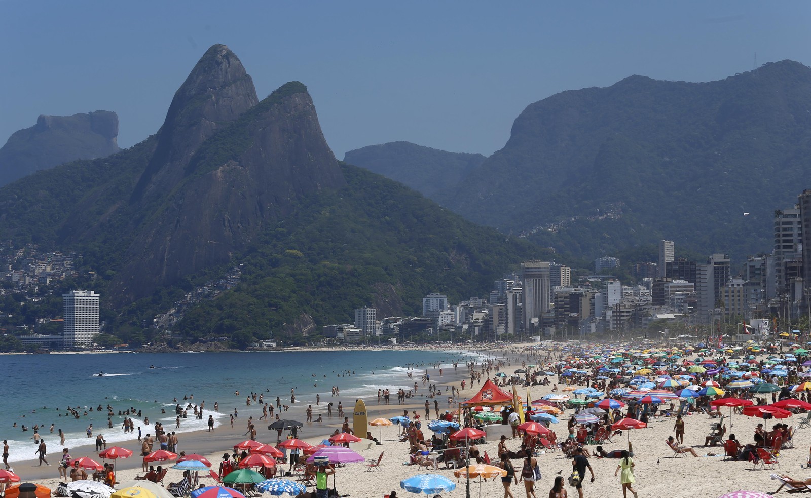 Além da temperatura, carioca tem que enfrentar a baixa umidade — Foto: Fabiano Rocha / Agência O Globo