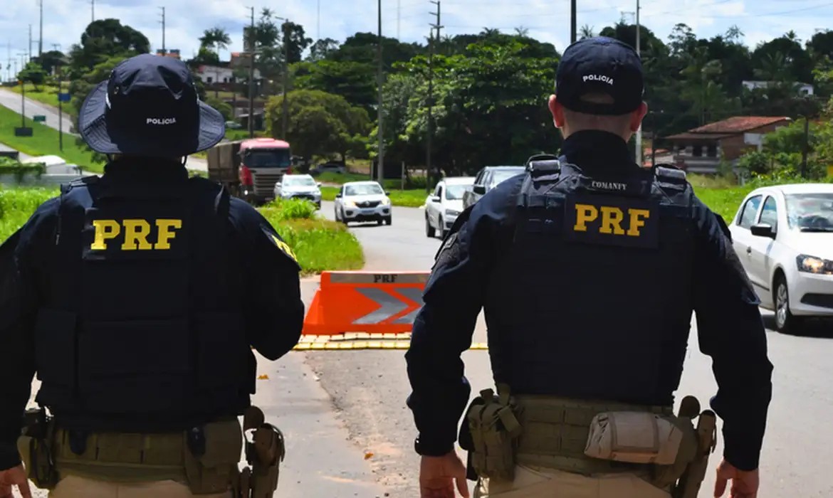 Chuva bloqueia três trechos de rodovias no Paraná, e PRF busca rotas alternativas para eleitores
