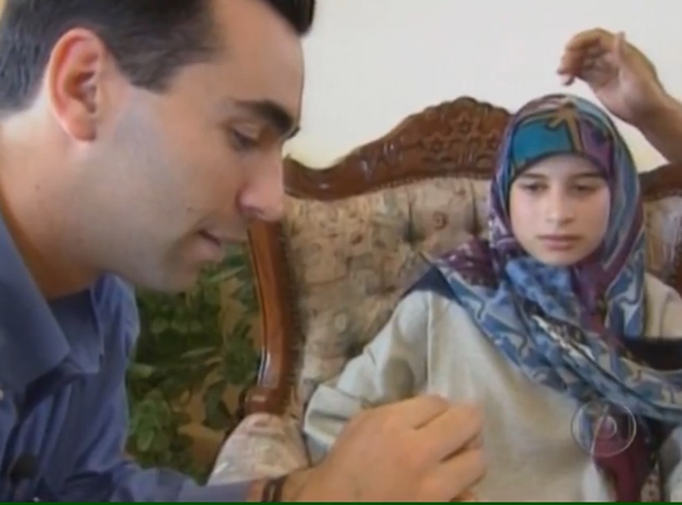 César Tralli, no Líbano, com a menina que supostamente chorava cristais — Foto: Reprodução