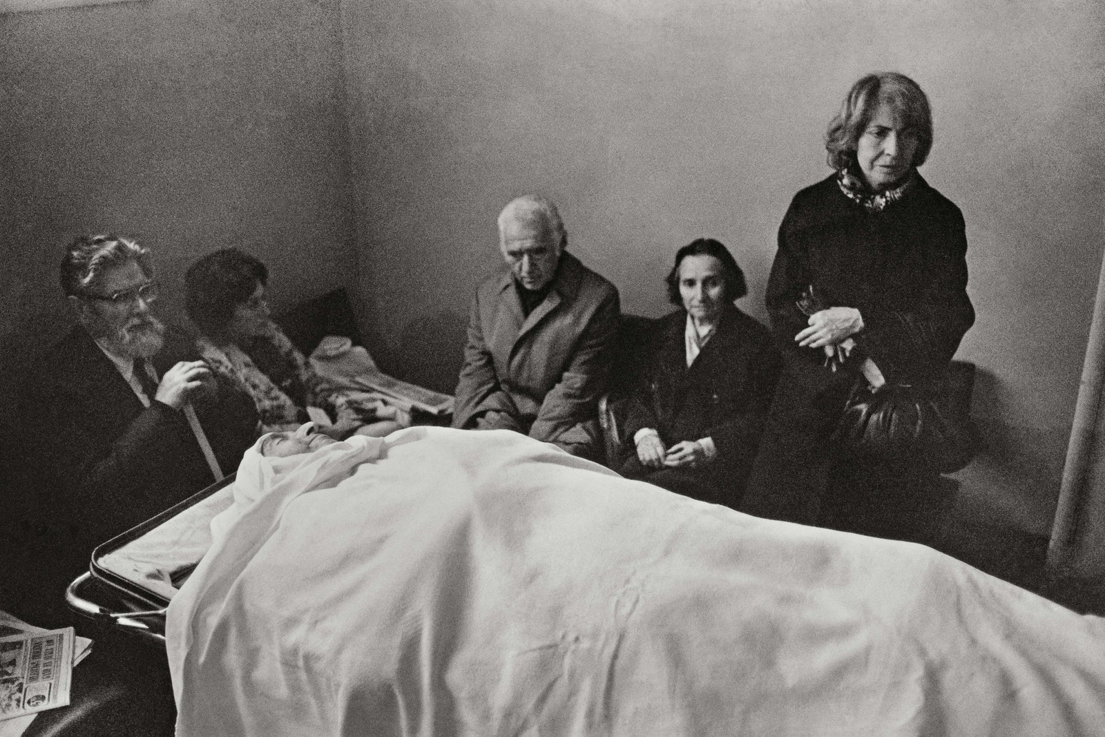 Matilde Urrutia (em pé), viúva de Pablo Neruda, e pessoas próximas ao poeta ao lado do seu corpo — Foto: Evandro Teixeira/Acervo IMS