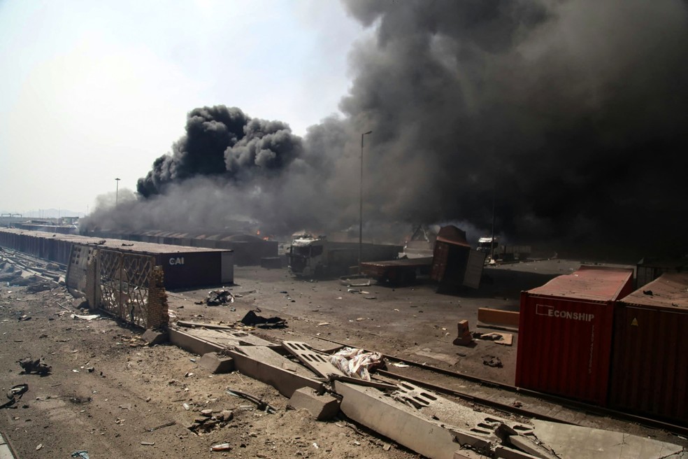 Vários contêineres explodiram no maior porto comercial do Irã — Foto: Mohammad Rasole Moradi / IRNA / AFP