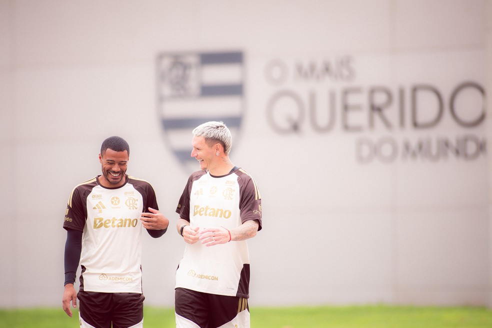 De la Cruz e Varela treinam no Flamengo ap�s voltar da Copa do Mundo � Foto: Adriano Fontes/Flamengo