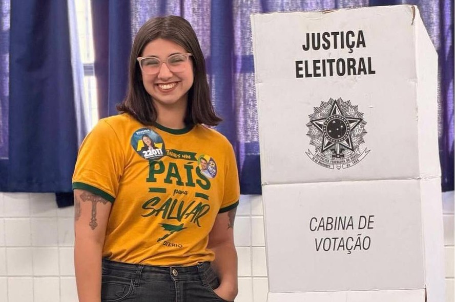 A deputada eleita Eduarda Campopiano ao votar em SP
