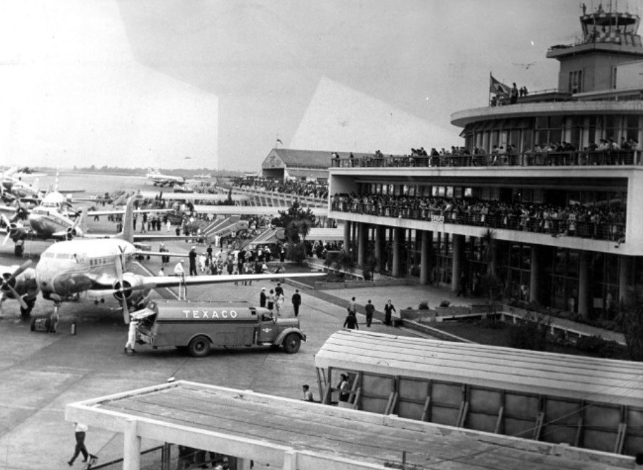 O Aeroporto de Congonhas foi inaugurado em  meados de 1930 e está localizado na zona sul de São Paulo. Na foto de 1958, movimentação de passageiros e aeronaves  — Arquivo/Agência O Globo