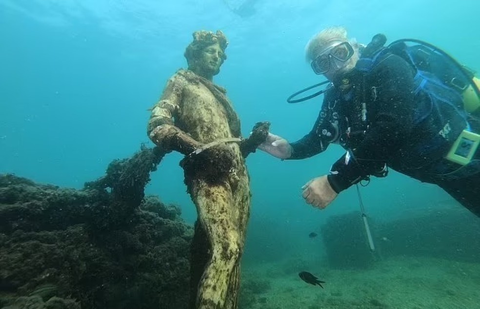 No Golfo de Nápoles, ainda é possível encontrar estátuas e mosaicos, são os restos da cidade romana de Baiae, com 2.000 anos de idade, que foi destruída por atividades sísmicas — Foto: ANDREAS SOLARO / AFP