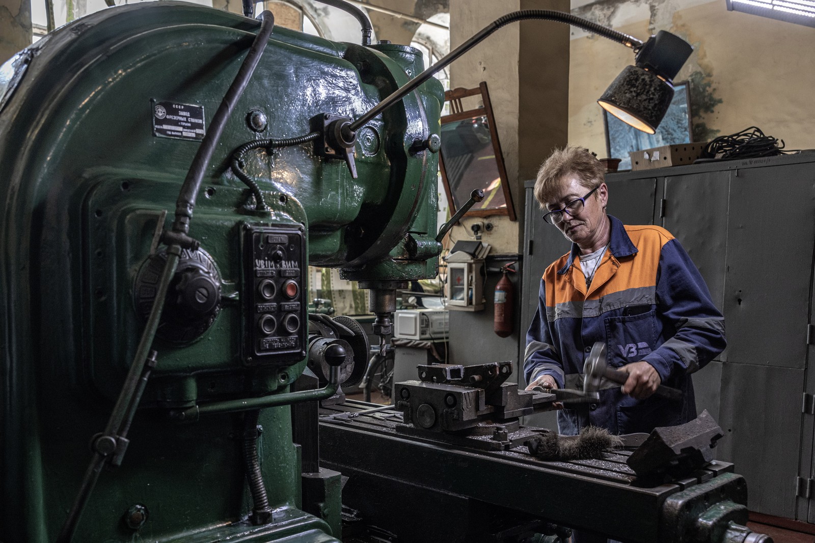 Natalia Kharchenko, operadora de máquinas, trabalha em um pátio de manutenção da empresa Ukrzaliznytsia (Ferrovias Ucranianas) em Kharkiv, Ucrânia — Foto: Finbarr O'Reilly/The New York Times