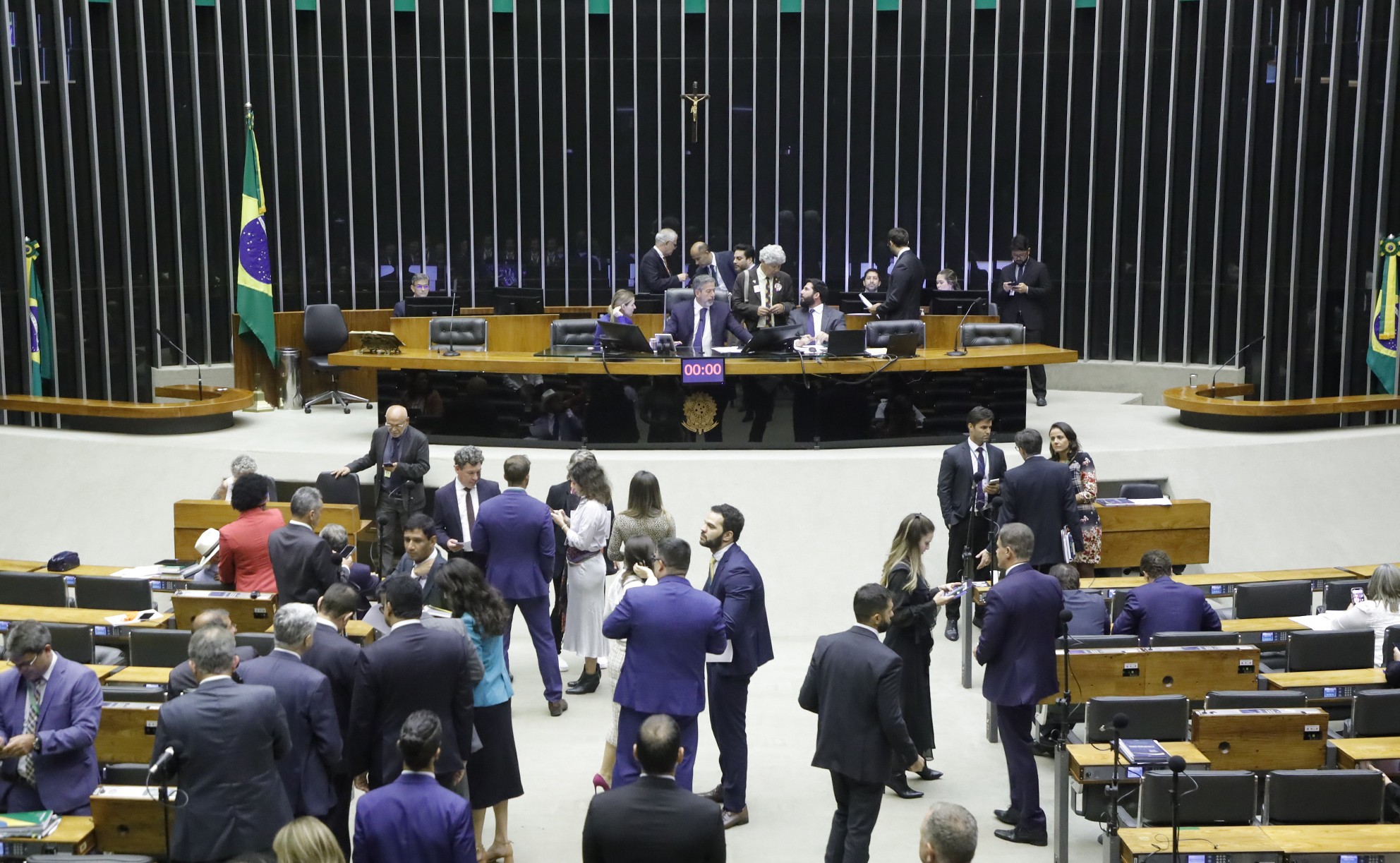 Veja como votou cada deputado na urgência do projeto das emendas