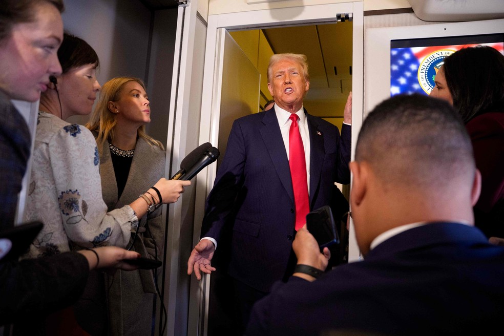 Donald Trump conversa com jornalistas a bordo do Air Force 1 após encontrar-se com o presidente chinês, Xi Jinping, na Coreia do Sul — Foto: ANDREW HARNIK/Getty Images via AFP