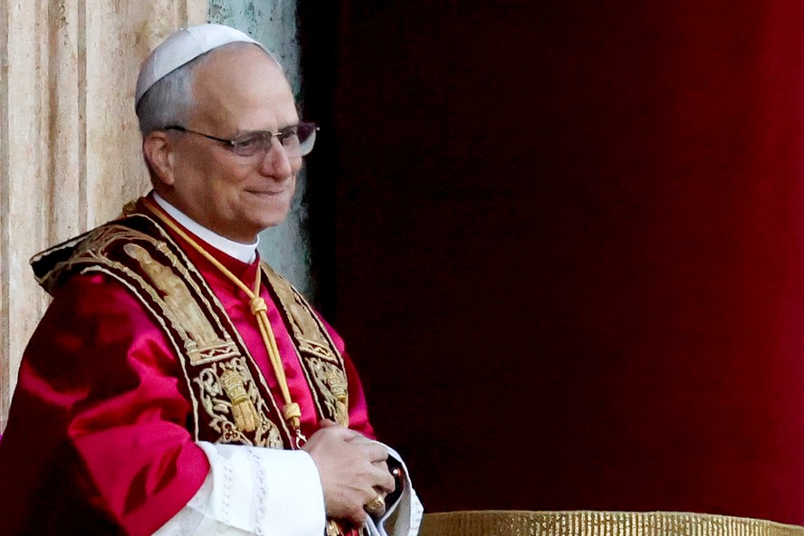 Papa Leão XIV aparece na sacada da Basílica de São Pedro após se tornar o primeiro Pontífice americano, em 8 de maio de 2025