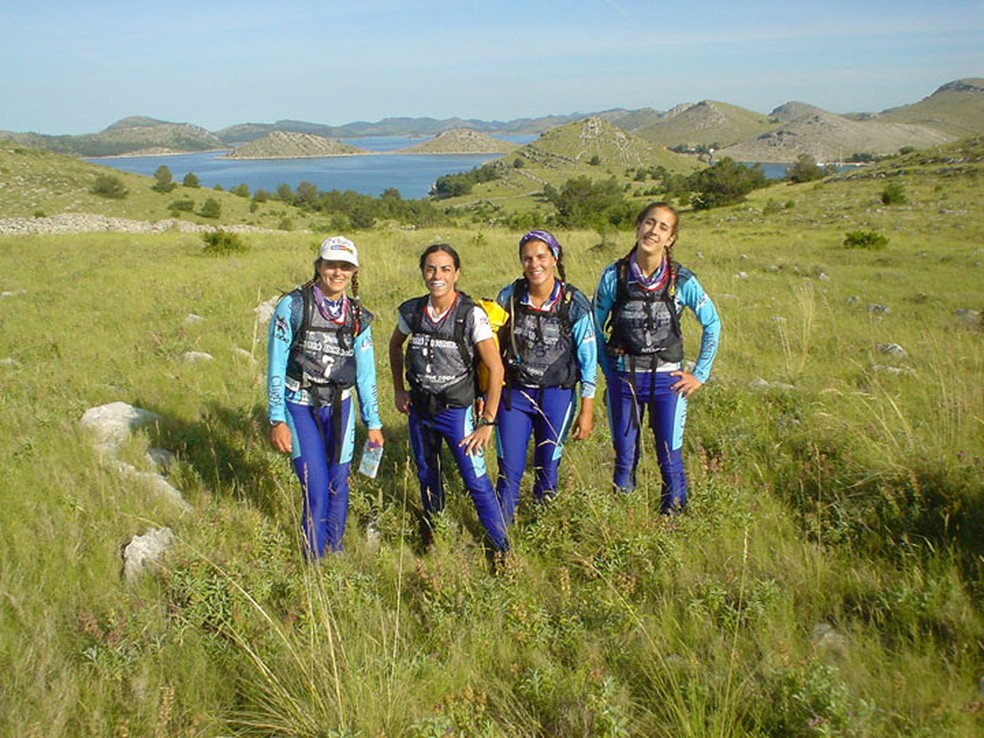 Shubi (com lenço roxo) e a equipe feminina da Atenah em corrida de aventura na Croácia — Foto: Arquivo pessoal