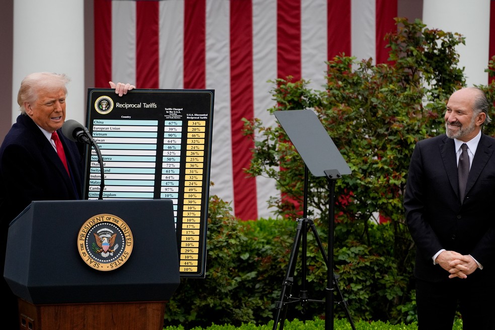 O presidente dos EUA, Donald Trump, à esquerda, e Howard Lutnick, secretário de comércio dos EUA, durante um anúncio de tarifas recíprocas no Rose Garden da Casa Branca em Washington — Foto: Kent Nishimura/Bloomberg