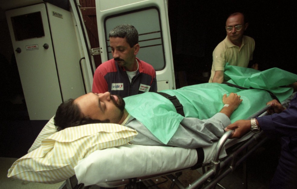 Marcelo Yuka durante transferência de hospital, em 2000 — Foto: Custódio Coimbra