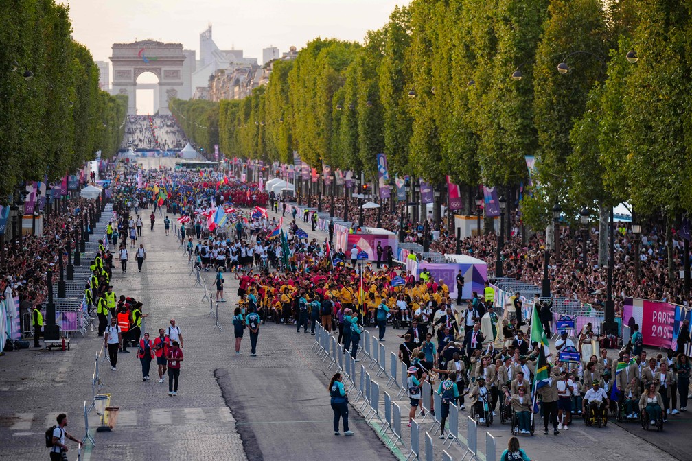 Desfile das delegações na Champs-Elysees  — Foto: Dimitar DILKOFF / AFP