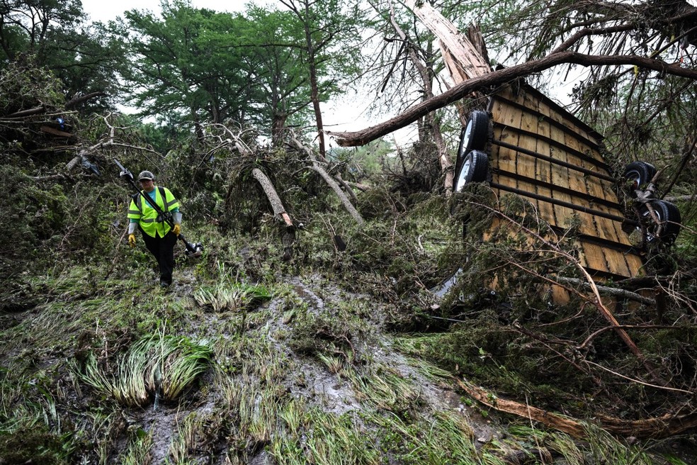 Voluntários buscam por sobreviventes e corpos após enchentes no Texas, EUA — Foto: AFP