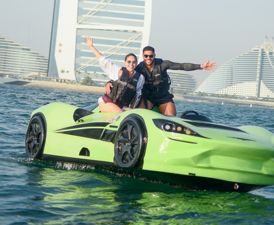 De férias em Dubai com a mulher, Hulk, do Atlético-MG, passeia em