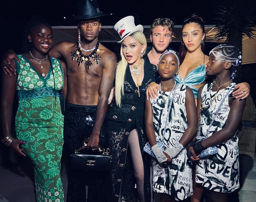 Madonna e seus seis filhos