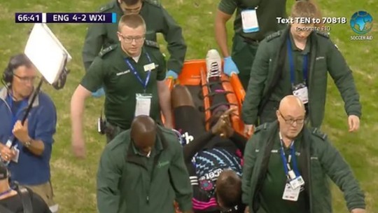 Usain Bolt sofre grave lesão e sai de maca em futebol com Roberto Carlos, Del Piero e outros famosos