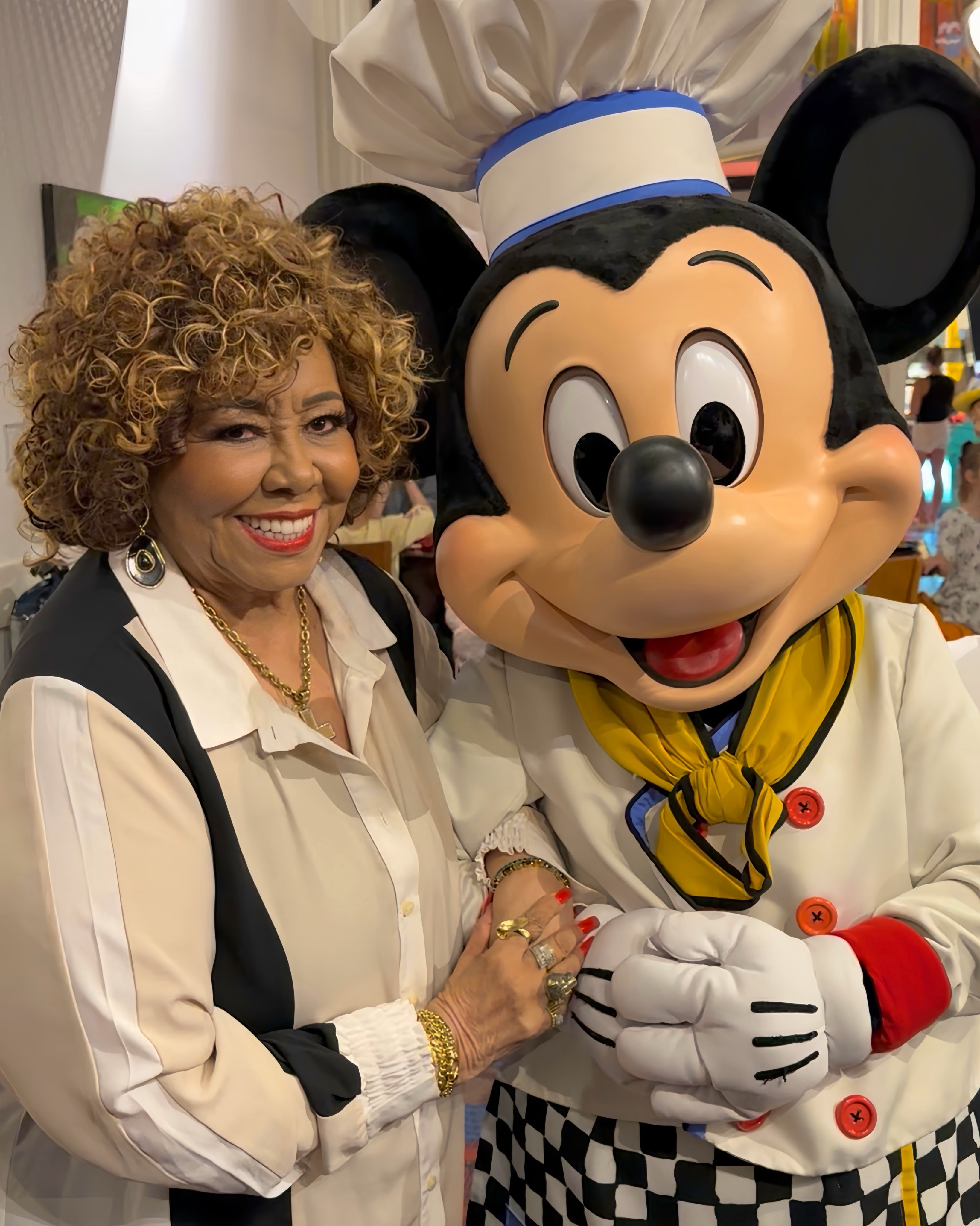 Alcione relembra infância ao ir à Disney e tirar foto com Mickey: 'Ratinho mais famoso do mundo'