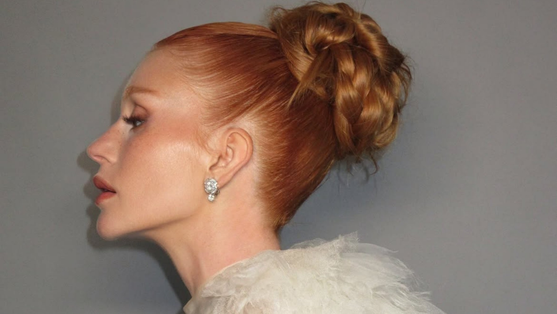 Coque com tranças: Marina Ruy Barbosa mostra como atualizar o penteado clássico - QTU Questões do Universo