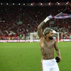 Gabigol comemora com a torcida do Flamengo após jogo contra o Bahia, pelo Brasileirão - Gilvan de Souza/Flamengo
