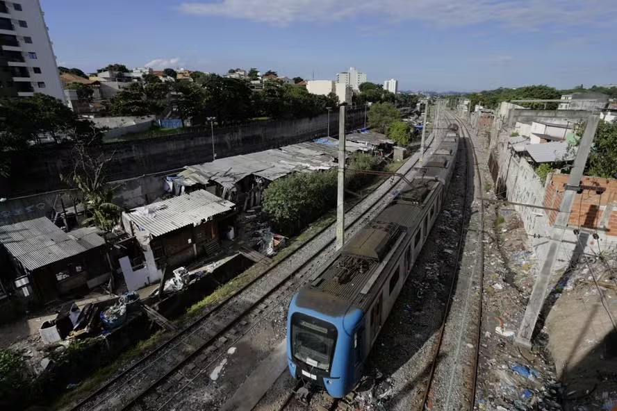 Trem do ramal de Belford Roxo ao passar por um trecho da via férrea em Del Castilho