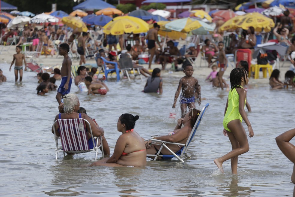 No fim de novembro, Rio atingiu pela primeira vez o Nível de Calor 3 e chegou aos 40,4°C; na foto, pessoas se refrescam no piscinão de Ramos — Foto: Domingos Peixoto/Agência O Globo