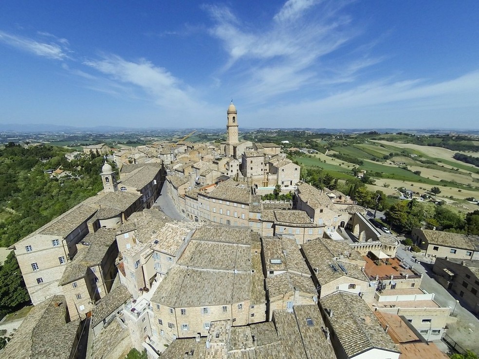 Vista do centro medieval de Petrioli, cidadezinha italiana que pode ser alugada para viagens em grupo — Foto: Reprodução / GroupAccommodation.com