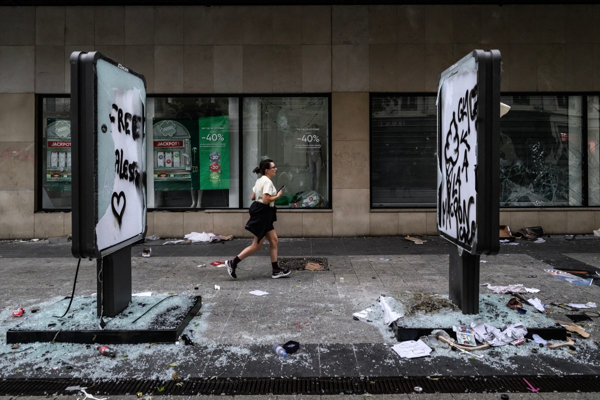 Incêndio destrói parte histórica da prefeitura de Limoges, na França, durante protestos