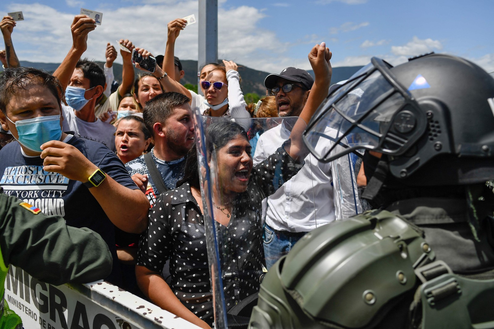 Membros do Esquadrão Móvel Anti-perturbação bloqueiam colombianos que tentam atravessar da Venezuela para votar durante o primeiro turno da eleição na fronteira da Ponte Internacional Simón Bolívar, em Cucuta.  — Foto: Federico PARRA / AFP