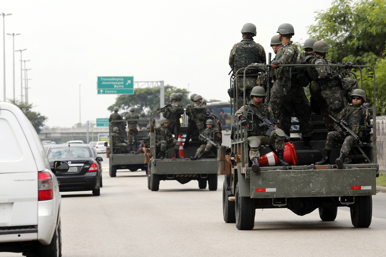 Militares são vistos circulando pela Avenida Brasil, na altura de Deodoro, na Zona Oeste do Rio de Janeiro — Foto: Marcos de Paula / Agencia O Globo