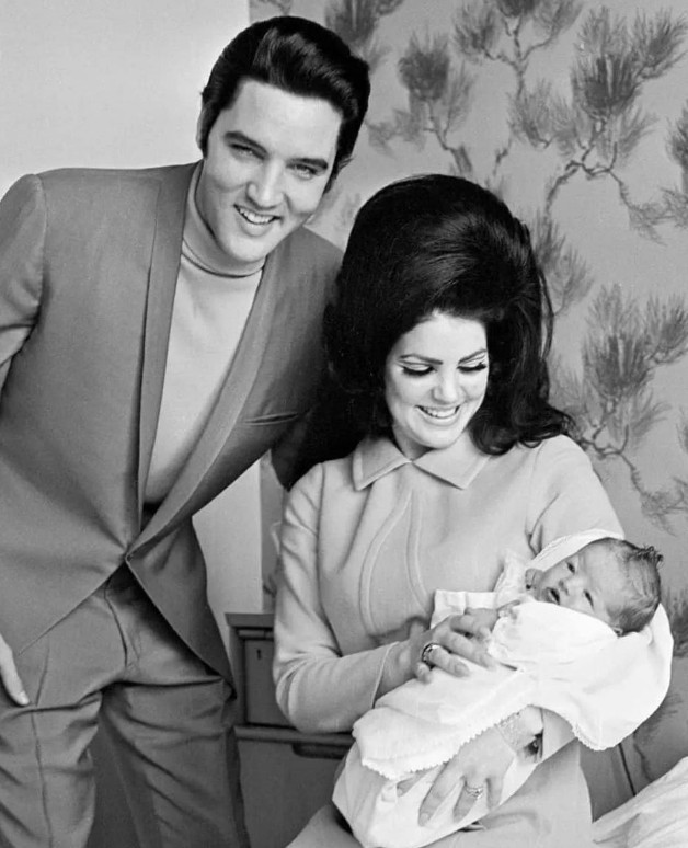 Elvis e Priscila Presley com a filha então rescém nascida, em 1968 — Foto: Reprodução/Instagram