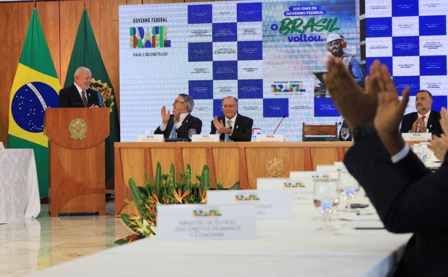 Lula durante reunião com balanço dos cem dias, ao lado de Padilha e Alckmin
