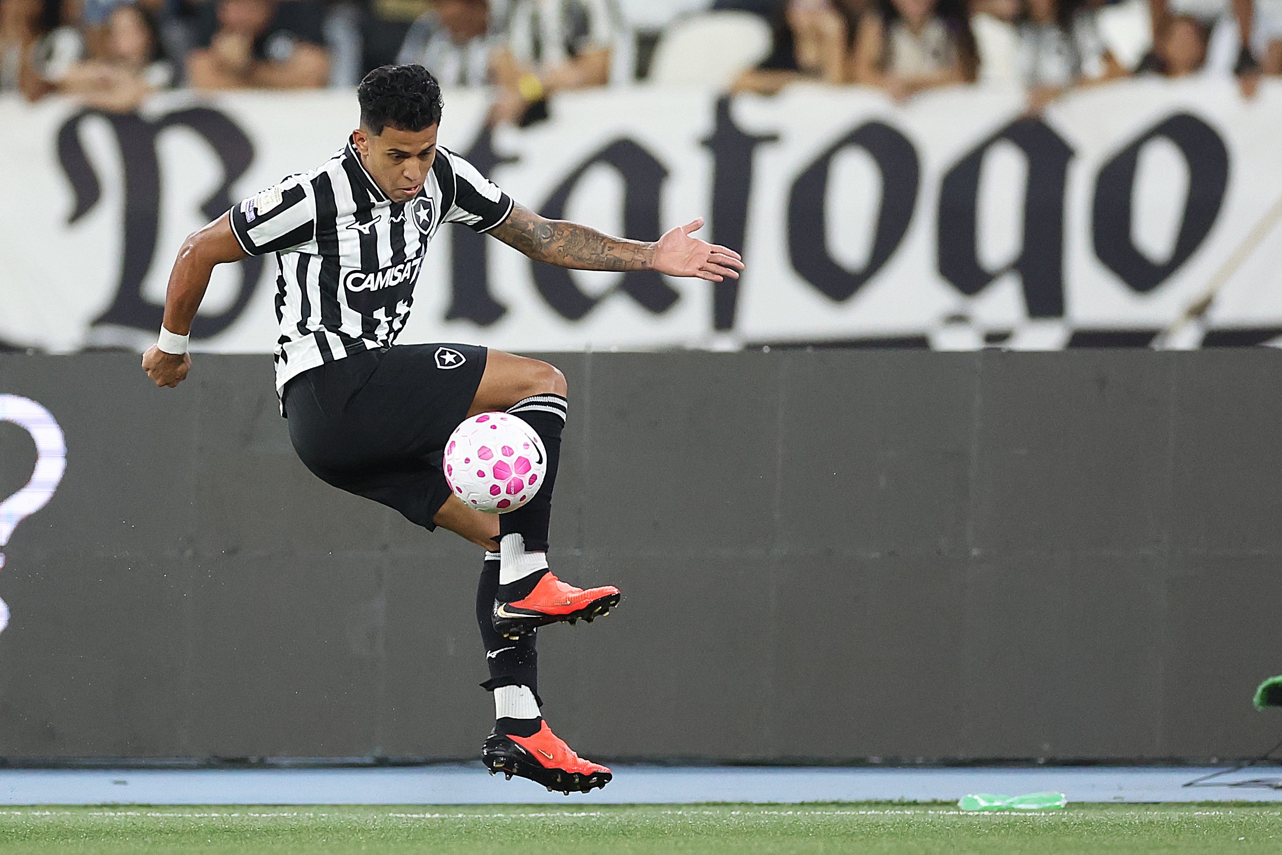 Matheus Martins ganha sequência como titular e volta a se firmar no ataque do Botafogo