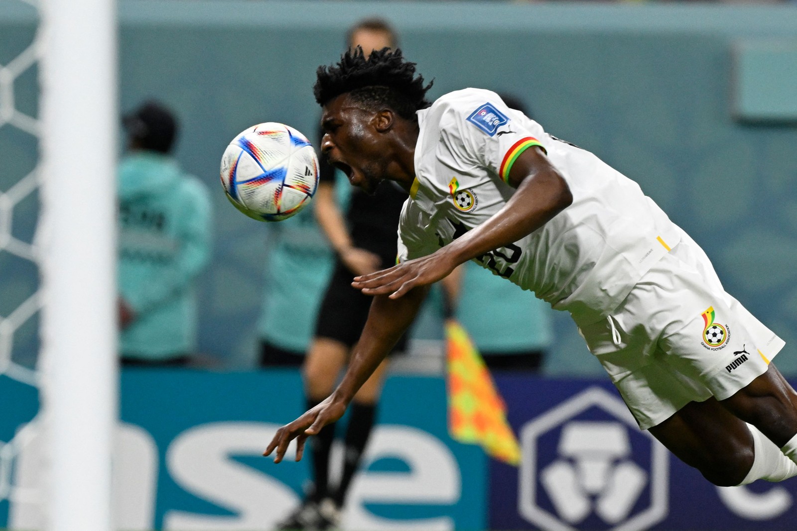 Meia de Gana Kudus mergulha para cabecear bola — Foto: ALFREDO ESTRELLA/AFP