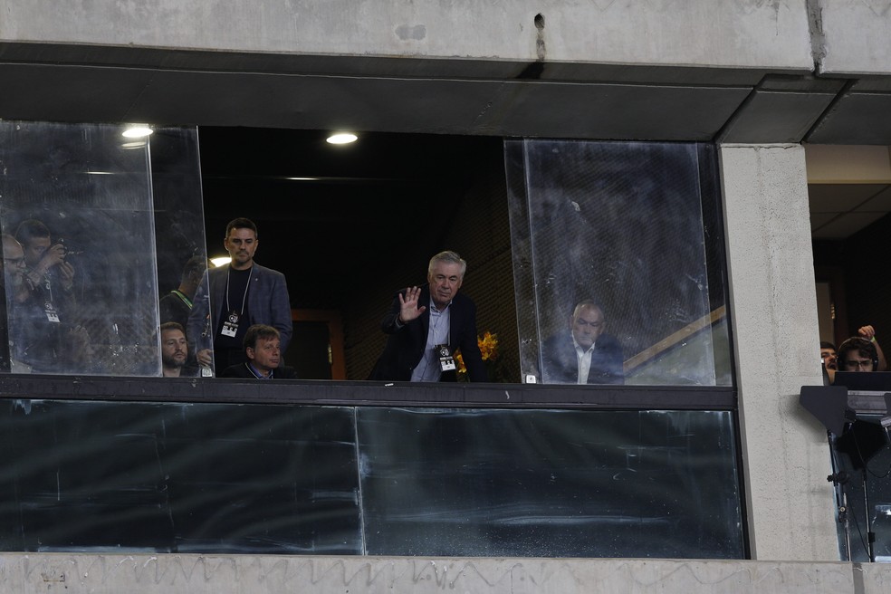Carlo Ancelotti acena para os torcedores no Estádio Nilton Santos — Foto: Alexandre Cassiano