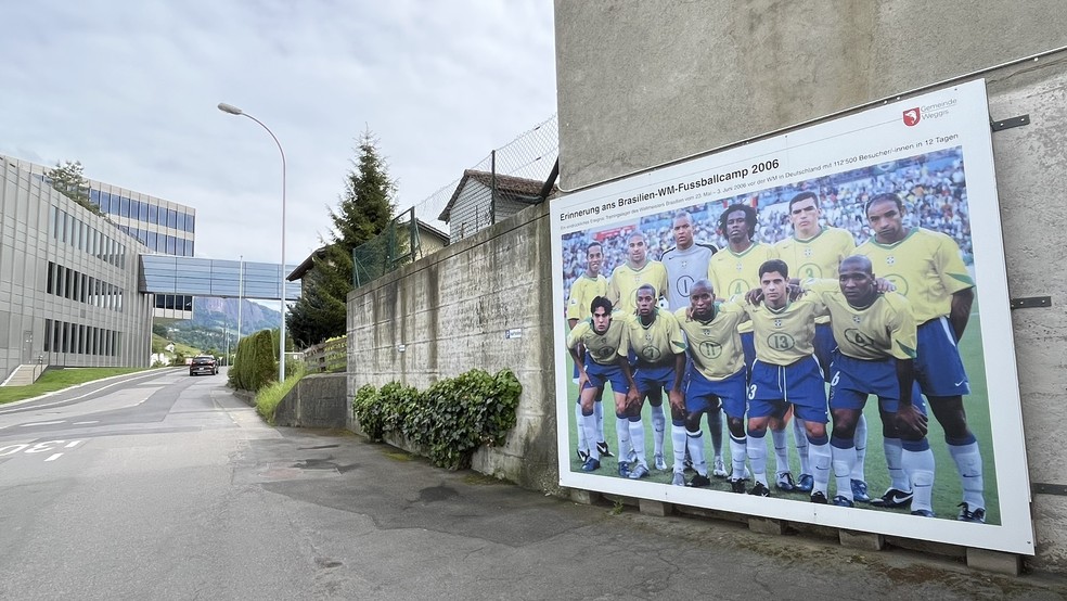 Painel com foto da seleção brasileira em Weggis — Foto: Felipe Siqueira
