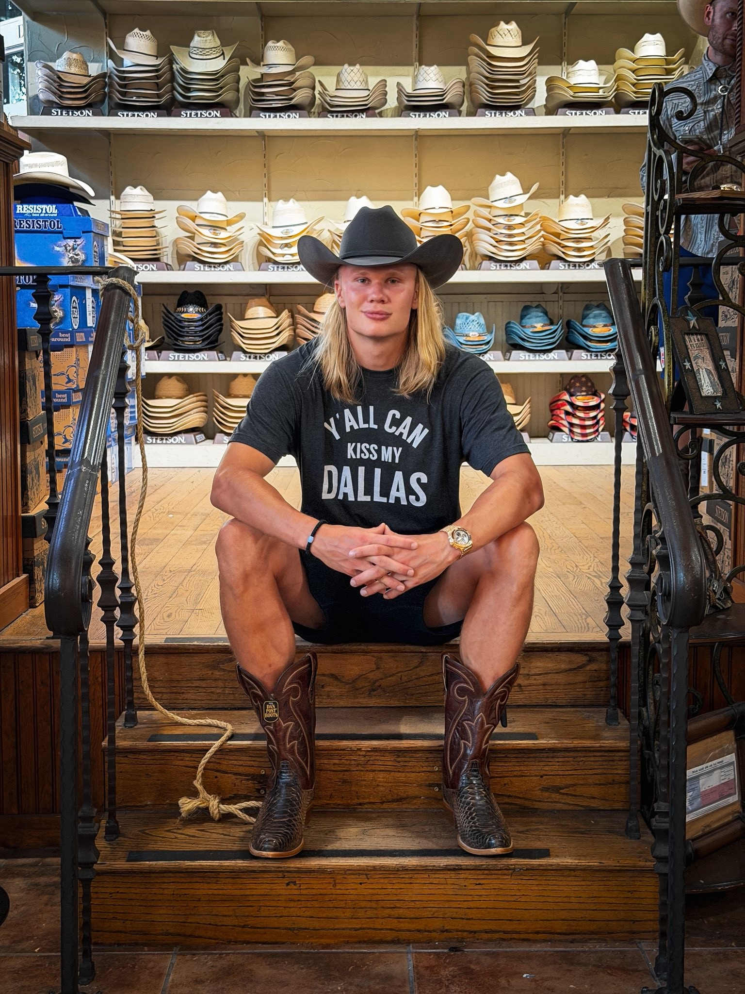 Haaland celebra classificação com estilo cowboy nos EUA