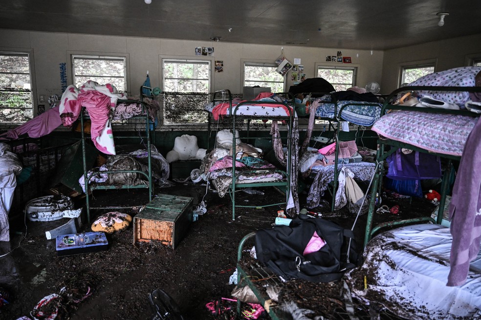 Vista do interior de uma cabana no acampamento onde 27 meninas desapareceram após enchente repentina em Hunt, Texas — Foto: RONALDO SCHEMIDT / AFP