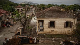 Esta fotografia tirada em 26 de setembro de 2023 mostra casas danificadas após o recuo das águas da tempestade Daniel, na aldeia de Vlochos, no centro da Grécia. — Foto: Angelos TZORTZINIS/AFP