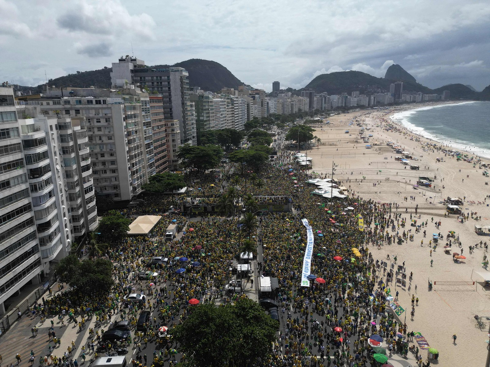 Apoiadores de Bolsonaro na Avenida Atlântica, em Copacabana, no Rio — Foto: Mauro Pimentel / AFP