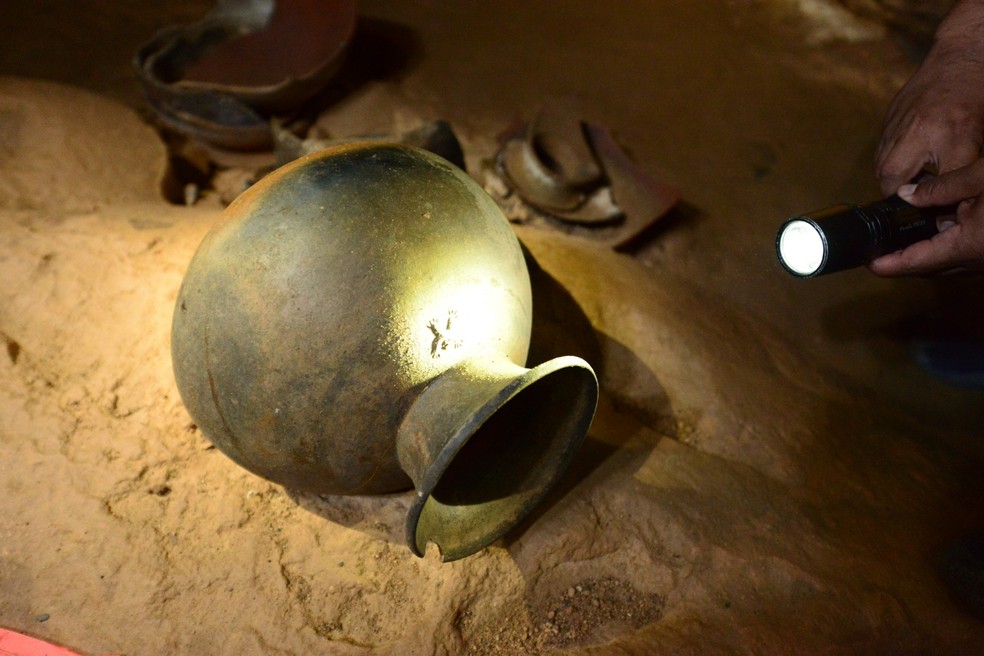 Pote de cerâmica da civilização maia encontrado dentro da caverna Actun Tunichil Muknal, uma das grandes atrações naturais de Belize — Foto: Divulgação / Travel Belize