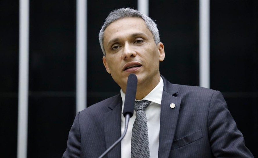 O deputado federal Gustavo Gayer discursa no plenário da Câmara